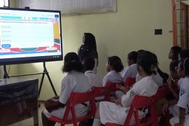 Respons wacana bahasa asing, DPR desak prioritaskan kesejahteraan guru