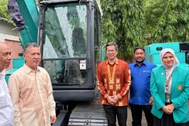 Jepang serahkan bantuan alat berat pembersih lahan pasca banjir kepada  Yayasan Sekolah Laboratorium Syiah Kuala