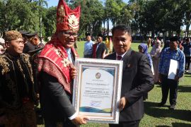 Di Momen 80 Tahun Deli Serdang dan Bhayangkara, Bupati hadiahkan Fery Kusnadi penghargaan