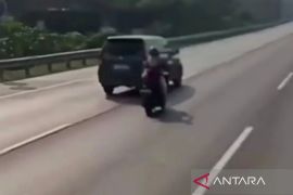 Ikuti aplikasi, pengendara motor masuk jalan Tol Jakarta-Cikampek