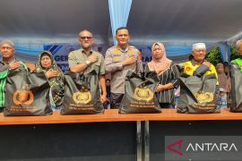 Polda Sumsel bersama Bulog salurkan 18,5 ton beras SPHP ke warga
