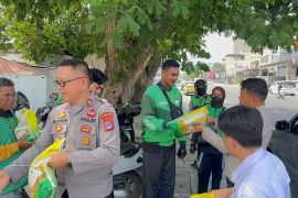 Polda Sulteng bagikan paket sembako kepada warga yang membutuhkan