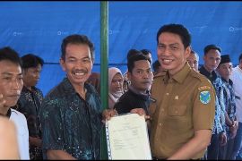 Pemkab Batang Hari serahkan sebanyak 500 sertifikat kepada masyarakat desa Bungku