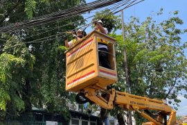 Pemkot Jakbar rapikan kabel udara yang semrawut di Gropet