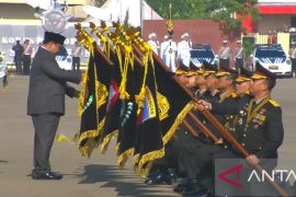Prabowo beri tanda kehormatan ke sejumlah kesatuan dan personel Polri