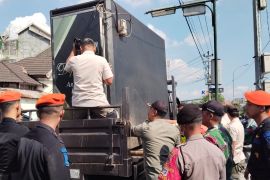 Daop 6 lakukan sterilkan Stasiun Yogyakarta demi kenyamanan pelanggan