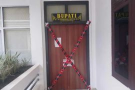 Ruangannya masih disegel KPK, Plt Bupati Kuansing Mukhlisin kerja dari sini