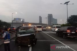 Mobil mewah hantam bodi belakang truk di tol karena terhalang asap