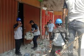 Polisi kawal PLN tertibkan aliran listrik ilegal di Kabupaten Bekasi