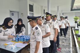 Ditjenpas Jambi tes urine puluhan pejabat upaya jaga integritas