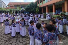 Bupati Kudus mengajak orang tua antar anak ke sekolah pada hari pertama sekolah