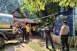 Polsek Dlingo menyalurkan 9.000 liter bantuan air bersih ke Kelurahan Terong