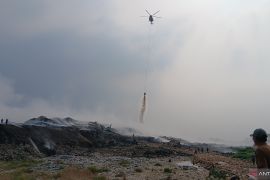 Metode inject percepat pemadaman kebakaran di TPA Jatiwaringin