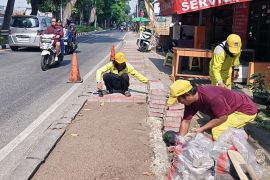 Jaksel perbaiki trotoar di Jalan Moh Kahfi agar tak bahayakan pejalan