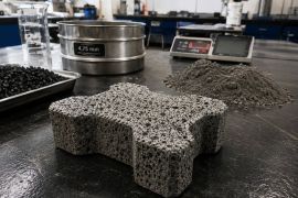 Mahasiswa Sekolah Vokasi Undip membuat "paving block" ramah lingkungan