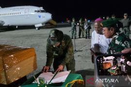 Pangkogabwilhan III serahkan jenazah pilot korban penembakan KKB kepada Uskup Jayapura