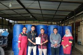 Terima 80 Drum Plastik dari SKK Migas PetroChina, Kadis DLH Tanjabbar: Sangat Bermanfaat Atasi Sampah