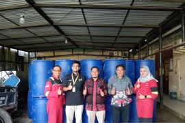 Penuhi Kebutuhan Sarana Kebersihan, SKK Migas PetroChina SerahkanBantuan 80 Drum Plastik ke DLH Tanjab Barat