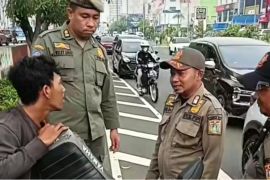 Satpol PP tertibkan pemuda minta uang bermodus kehabisan bensin
