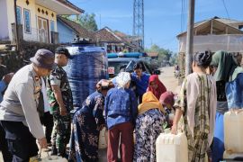Polisi bantu pasok air bersih hingga ke pelosok Tasikmalaya