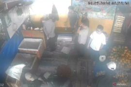 Pedagang buah di Pasar Induk Kramat Jati diduga alami intimidasi