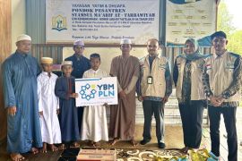 PLN Kalselteng tebar kepedulian untuk santri