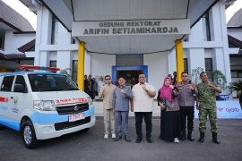 Andi Gani serahkan ambulans ke Universitas Kuningan dukung aksi sosial