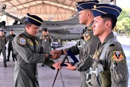 Danlanud Iswahjudi sematkan badge 1.000 jam terbang serta Hawk Sierra