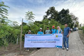 Dukung Modernisasi Pertanian, PLN UP3 Solok Hadirkan Listrik Andal untuk Kebun Buah Naga di Singkarak