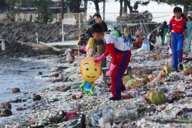 Bersih-bersih pantai dari sampah saat liburan sekolah