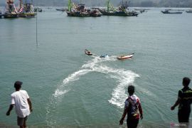 Lomba balap perahu miniatur