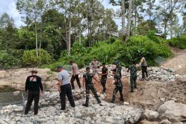 Polres-BPBD rampungkan akses jembatan darurat di Desa Lobu Mandiri Parimo