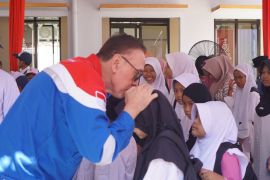 Komut Pertamina salurkan paket SESAMA untuk anak-anak di Banyuwangi