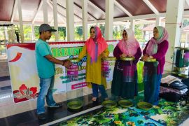 Alumni MTS Muallimat bantu tong sampah plastik di RTH Pagutan Mataram