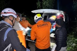 Tim SAR evakuasi pendaki alami hipotermia di Bukit Savana Lombok Timur NTB
