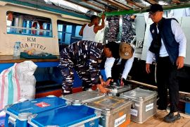 KRI Beladau-643 bawa rupiah ke pulau penyangga di Natuna