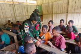 Satgas Pamtas ajarkan pendidikan nonformal bagi anak di Lanny Jaya
