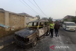 Polisi tangani kebakaran mobil di depan SPBU Kampung Utan Tangsel