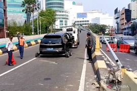 Polisi selidiki tabrak lari mobil listrik yang robohkan PJU Antasari
