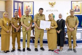Gubernur Sumut serahkan SK Plt Bupati Langkat ke Wakil Bupati Tiorita