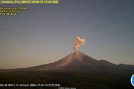 Gunung Semerudi Jatim erupsi tinggi letusan hingga 1 Km di atas puncak