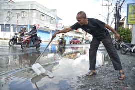 Genangan air akibat drainase tersumbat sampah di Kota Palu