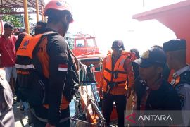 Tim gabungan evakuasi 150 penumpang kapal rusak dari perairan Pulau Pari