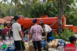 Pemkab Bekasi salurkan 245.000 liter air bersih pada warga di sejumlah wilayah kekeringan