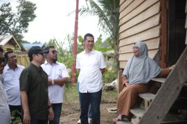 Alumni UGM serahkan 26 unit huntara untuk korban bencana Aceh Tamiang