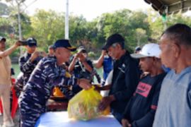 TNI AL lakukan bakti sosial di tengah operasi pengamanan laut Maluku