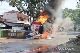 Polisi tutup jalur Sukabumi-Cianjur karena kebakaran truk tangki