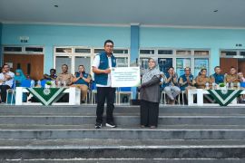 BPJS Ketenagakerjaan serahkan kartu peserta di Kampus Universitas Muhammadiyah Sukabumi