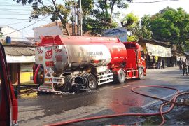Damkar Cianjur terjunkan 30 personel atasi kebakaran truk tangki BBM