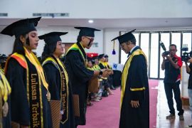 Rektor Undana mengajak wisudawan gunakan AI tanpa tinggalkan karakter